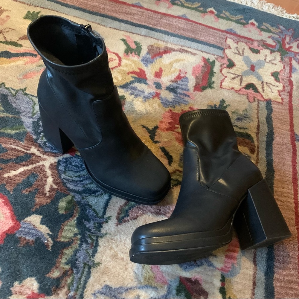 STEVE MADDEN PLATFORM BLACK BOOTS